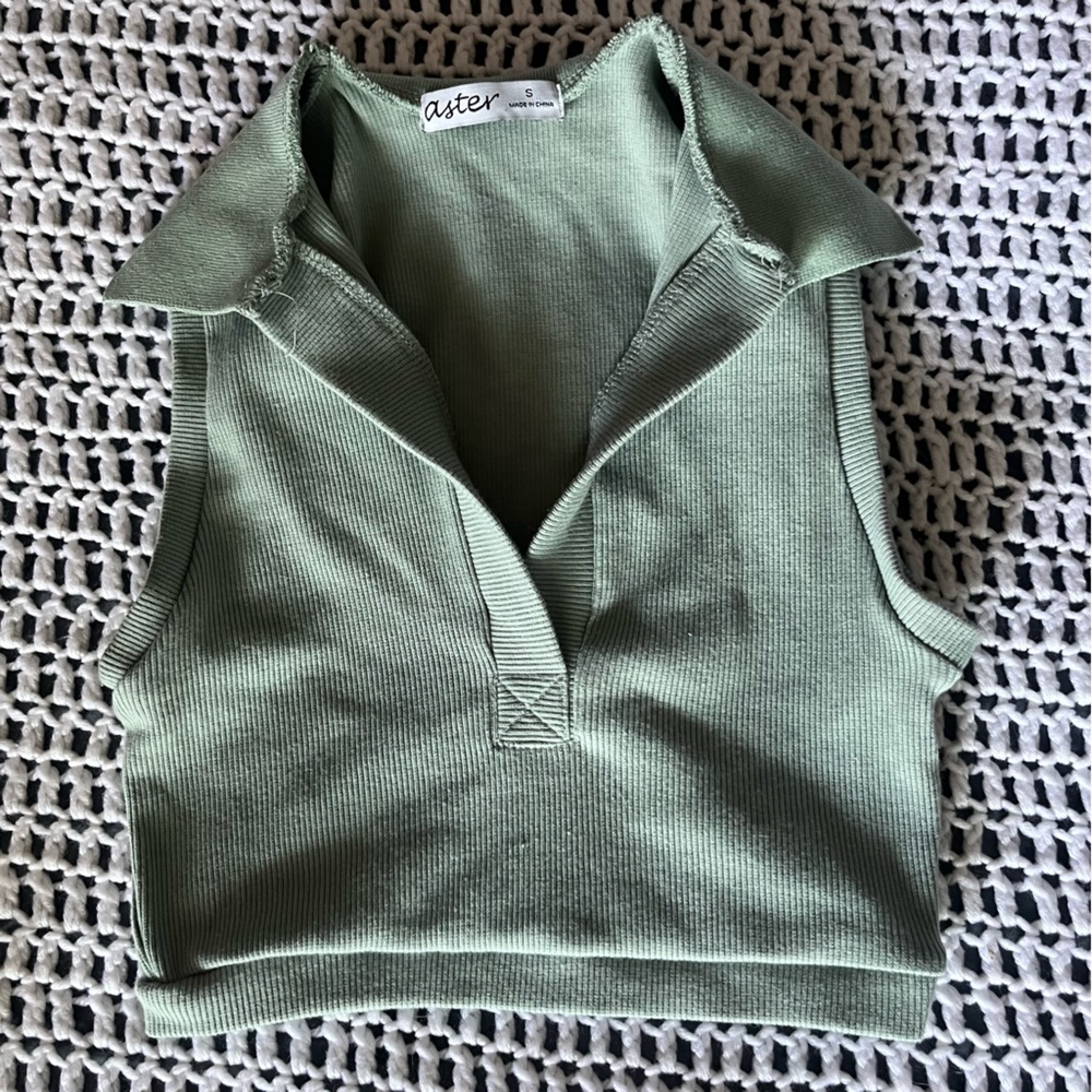 Light green v-neck collared crop top